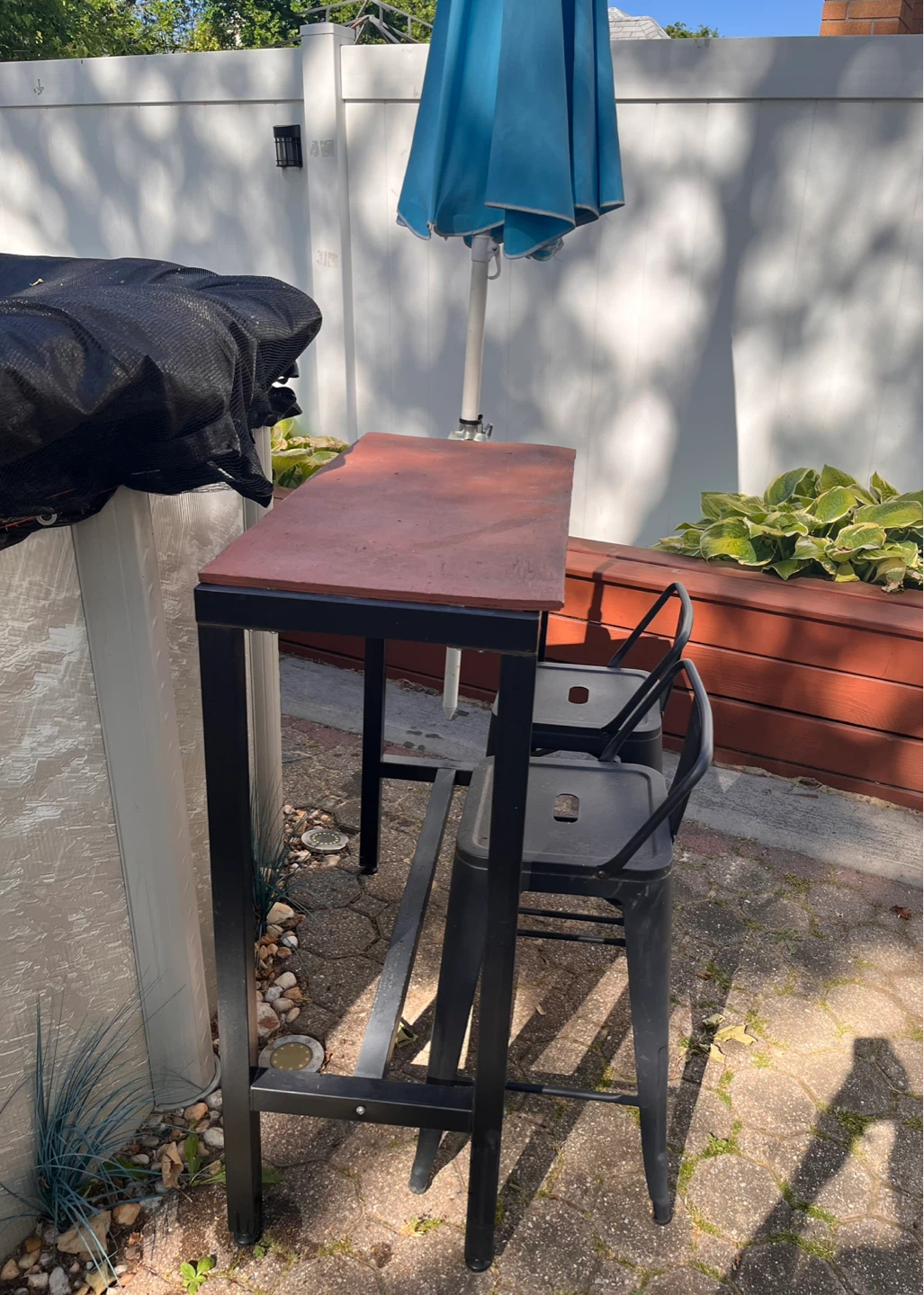Moving Sale - Swim Up Bar with Umbrella & 2 Metal Stools - photo 4