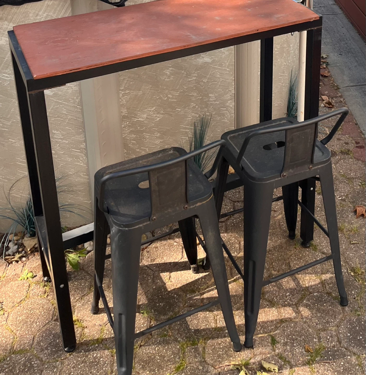Moving Sale - Swim Up Bar with Umbrella & 2 Metal Stools