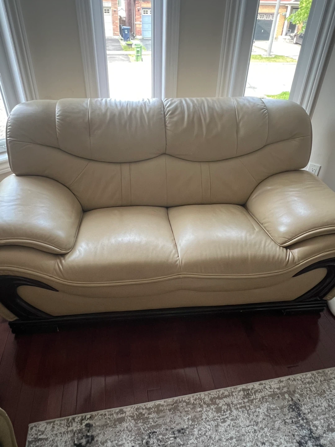 Luxury Beige Leather Sofa – Excellent Condition – Modern Design