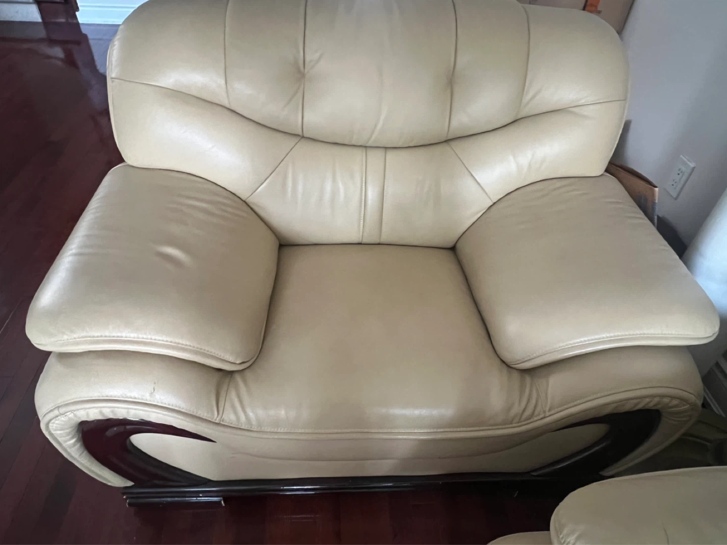 Luxury Beige Leather Sofa – Excellent Condition – Modern Design - photo 2