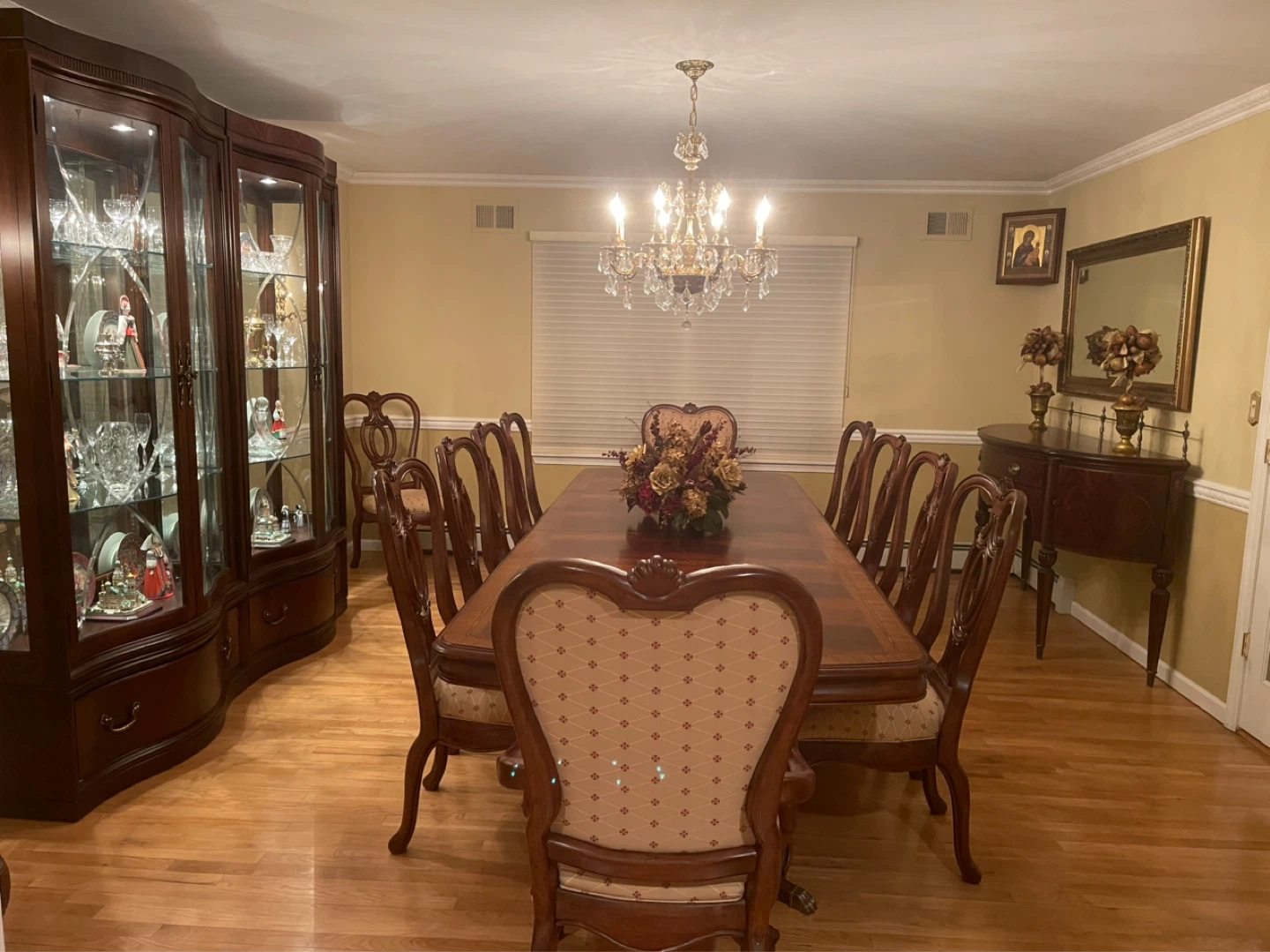 Dining room with 12 chairs