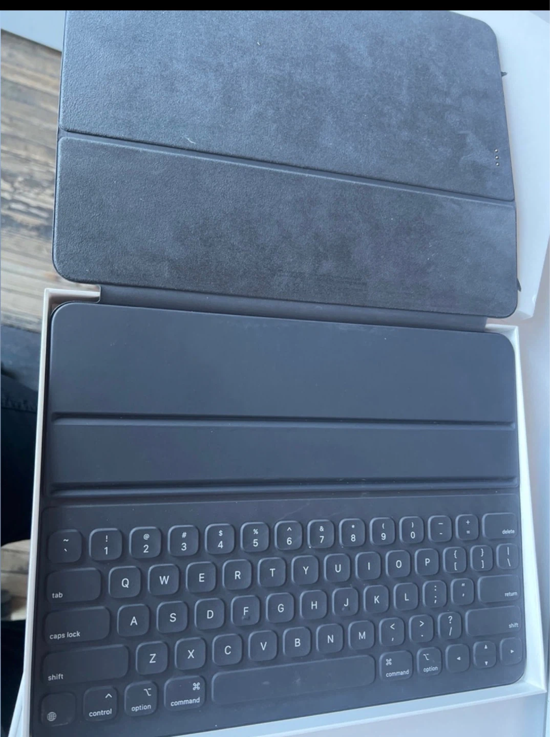 Apple iPad Pro Smart Keyboard Folio –     Good condition
