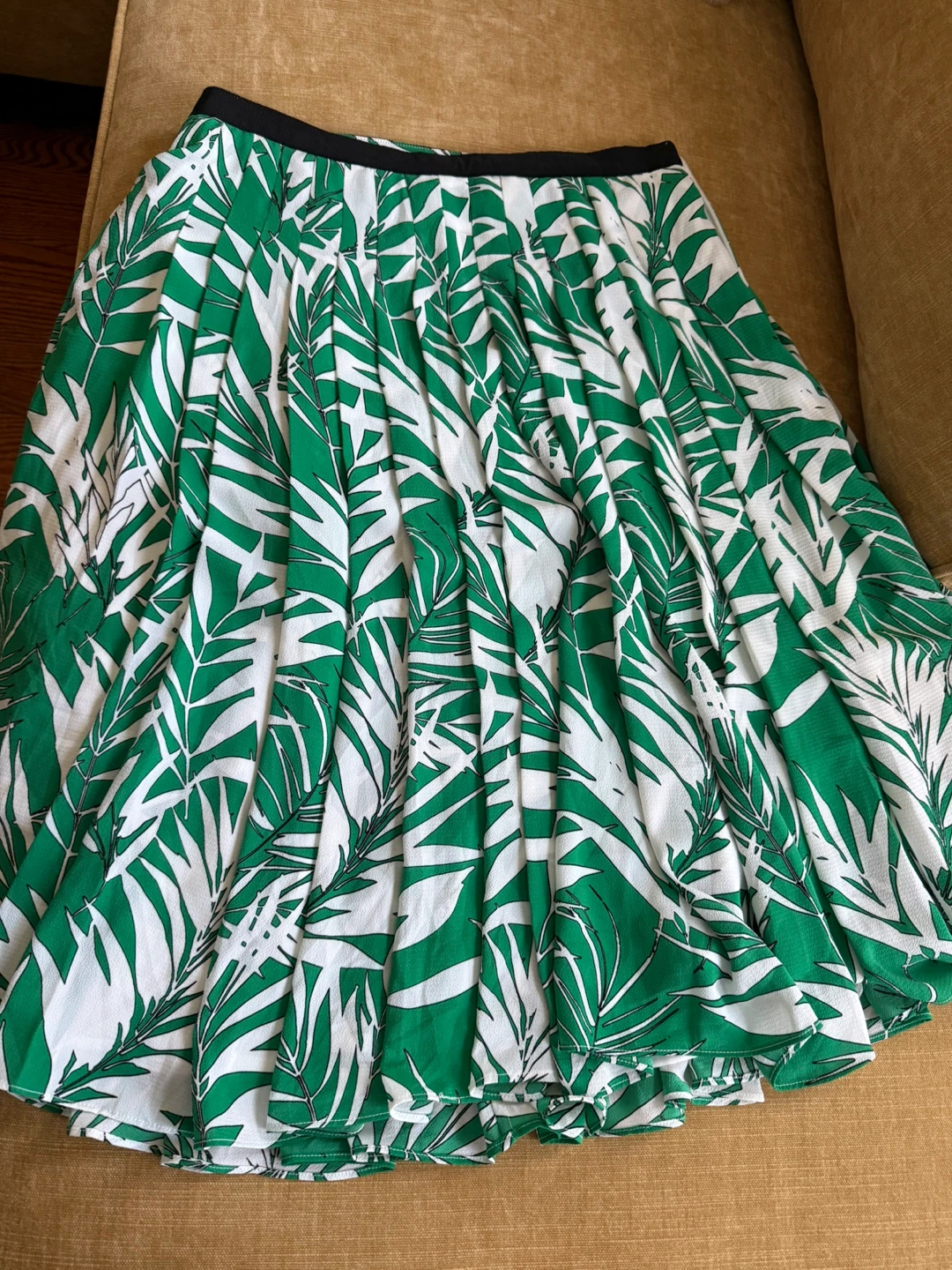 Talbots Green & White Leaf Print Pleated Skirt Size 2