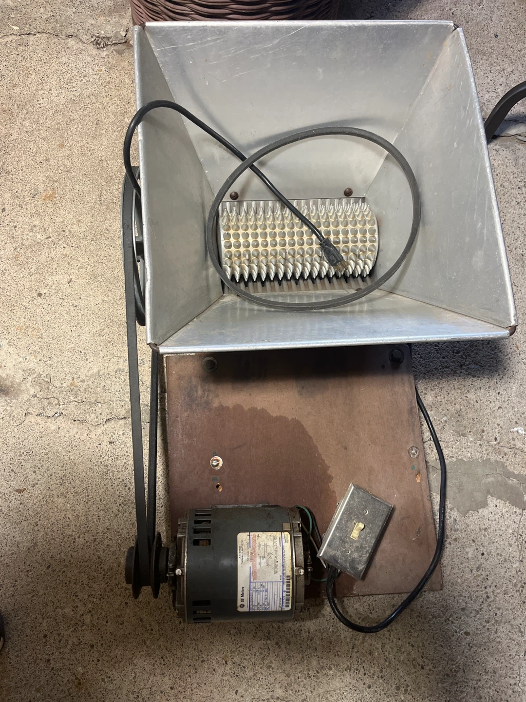 Vintage Electric Fruit Crusher/Grinder - photo 3