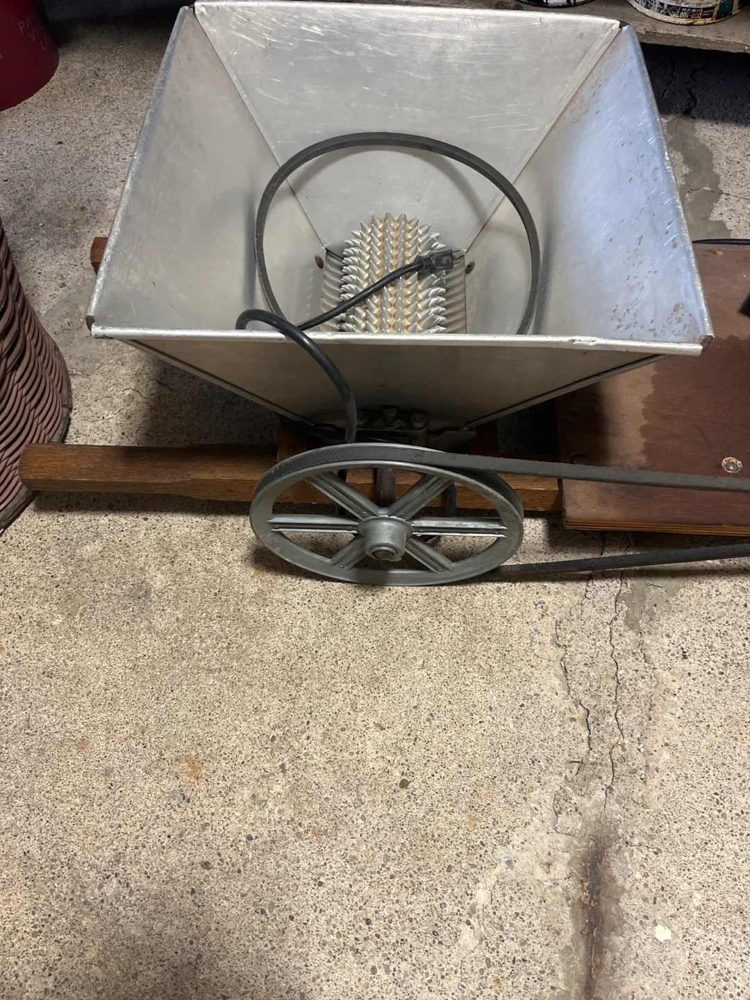 Vintage Electric Fruit Crusher/Grinder - photo 4