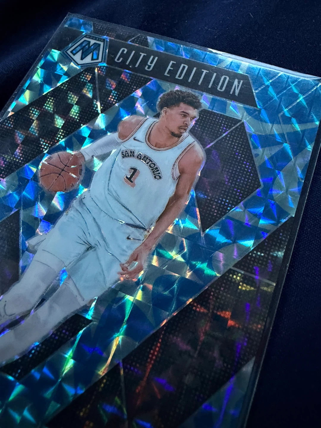 Victor Wembanyama 2024-25 Panini Mosaic PRIZM Blue City Edition - photo 3