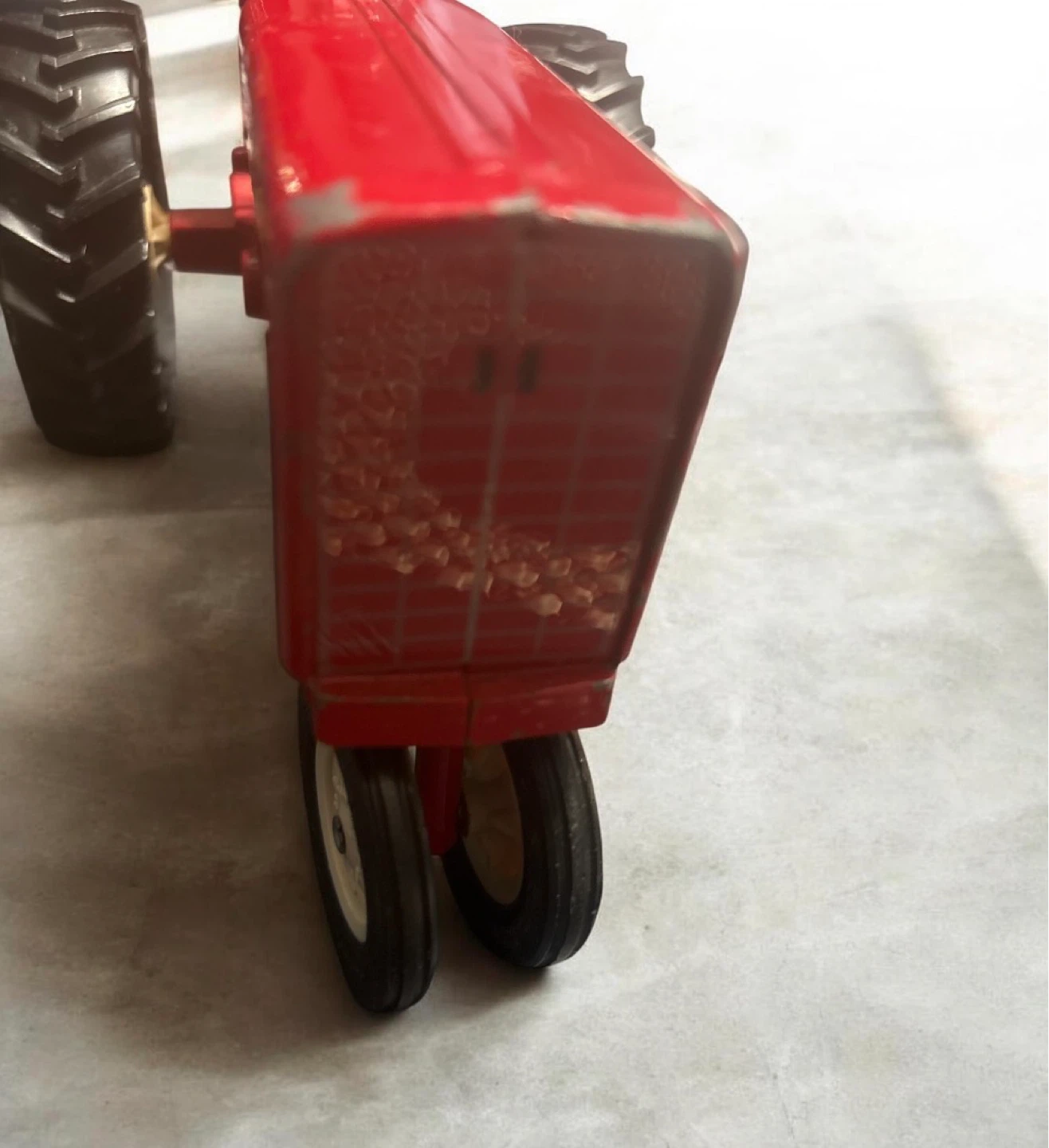 International Harvester Toy Tractor - Red - photo 3