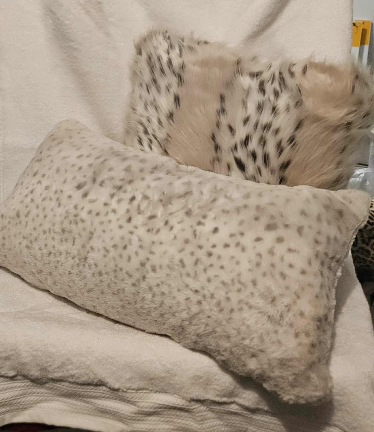 Animal Print Faux Fur Throw and 3 Pillows - photo 3