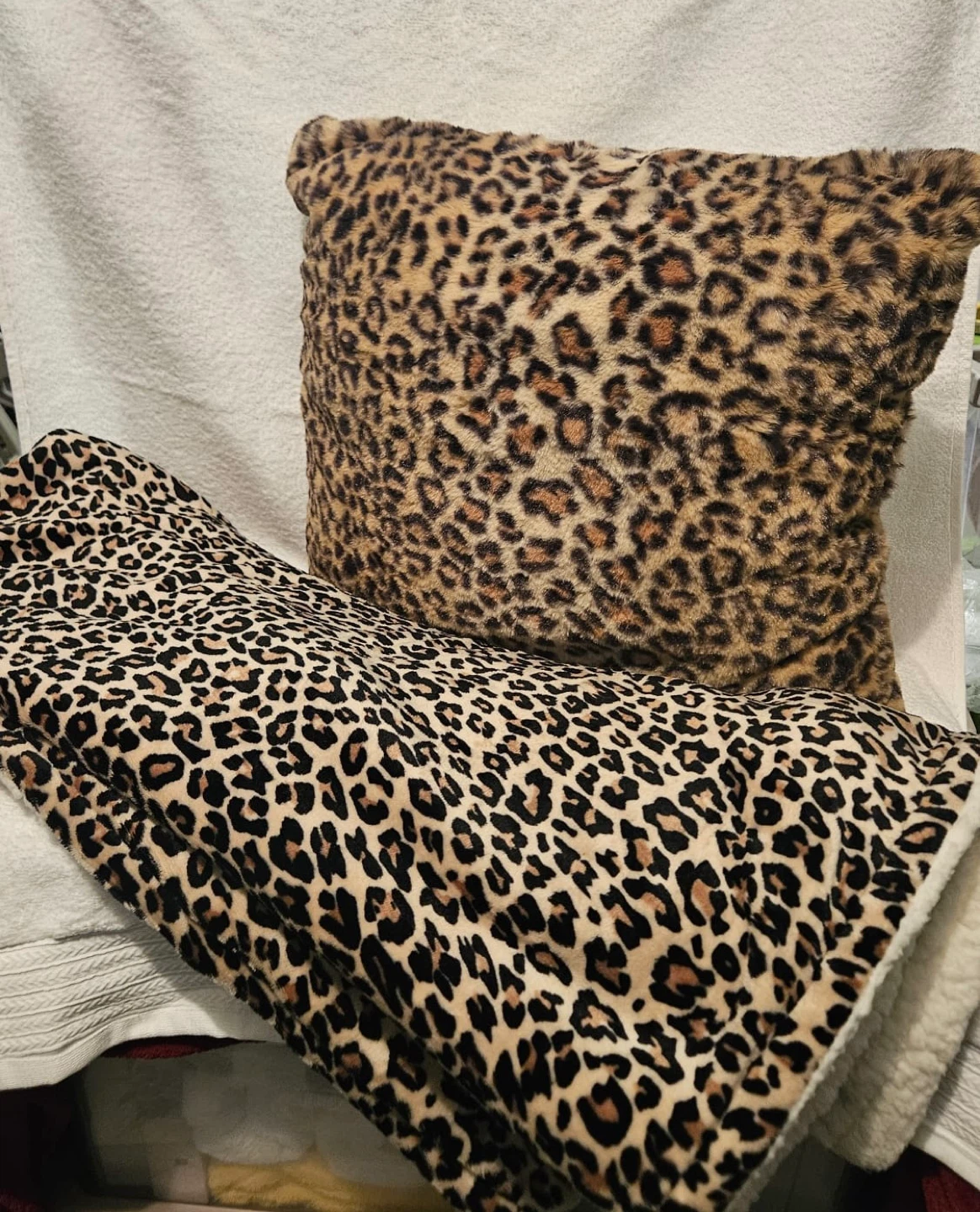 Animal Print Faux Fur Throw and 3 Pillows - photo 4