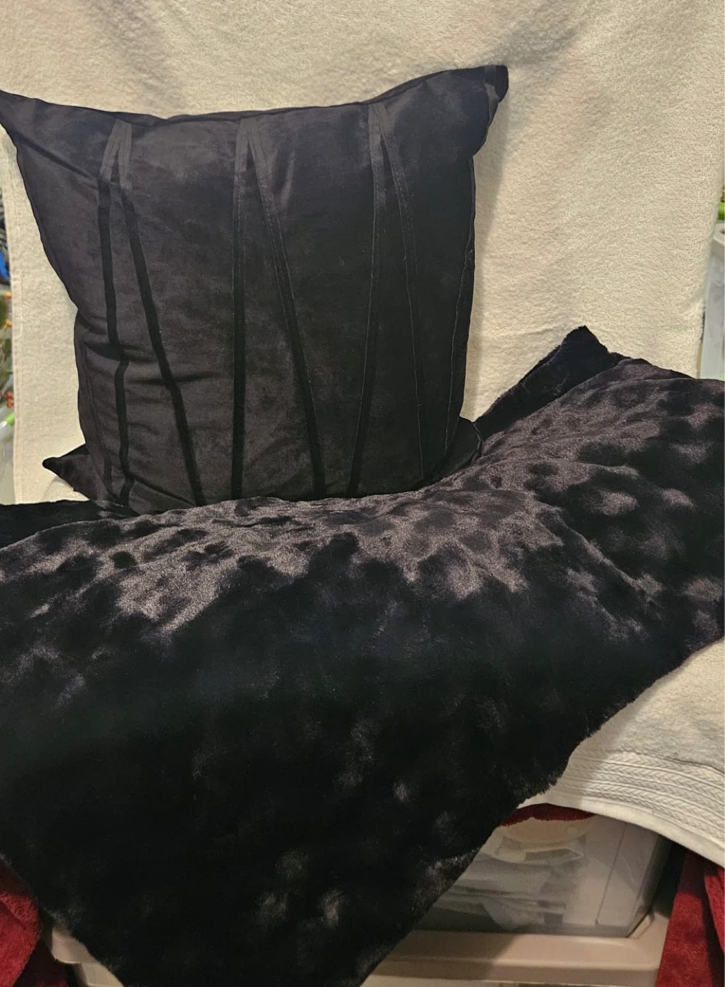 Black Velvet Décor Bundle — New Condition - photo 5