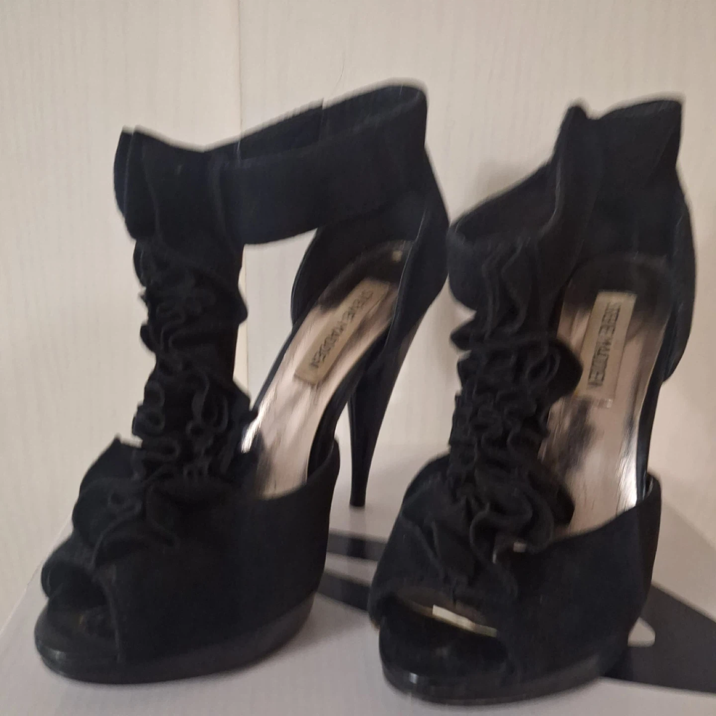 Steve Madden Black Ruffle Heels - photo 2