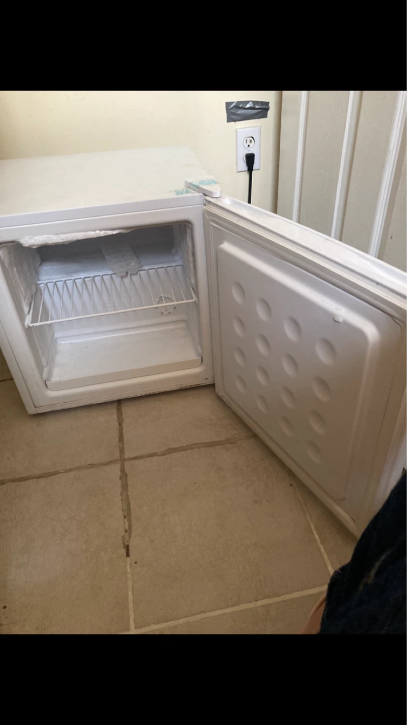 Arctic King Mini Fridge - photo 3