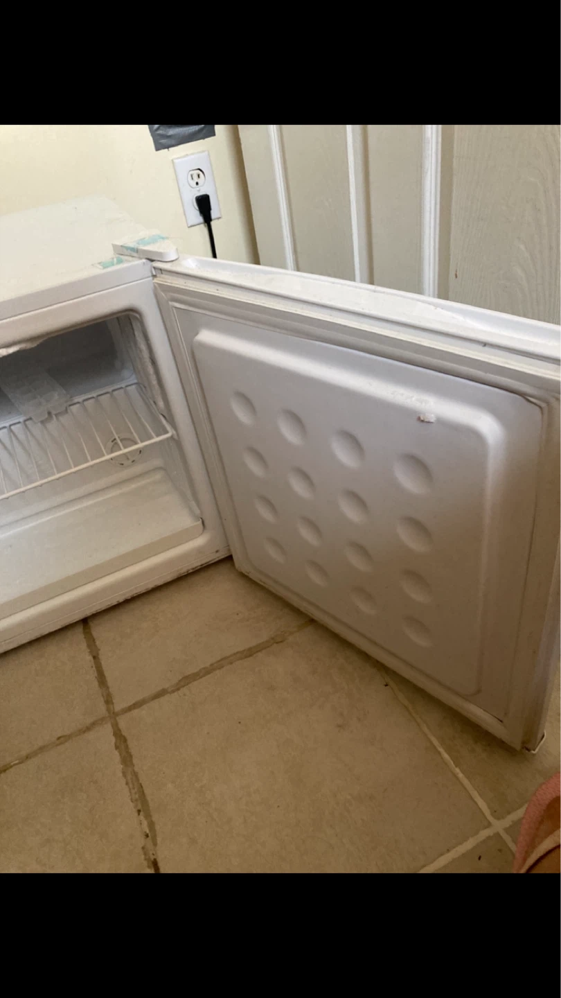 Arctic King Mini Fridge - photo 2
