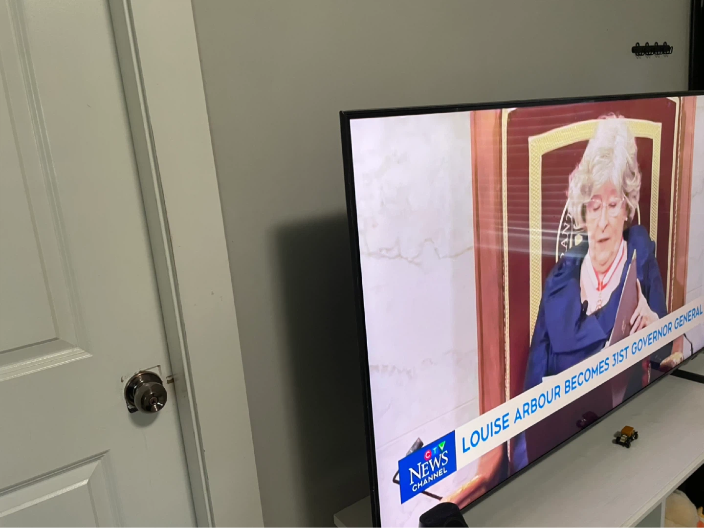 Selling Samsung 55” QLED Smart TV new - photo 3