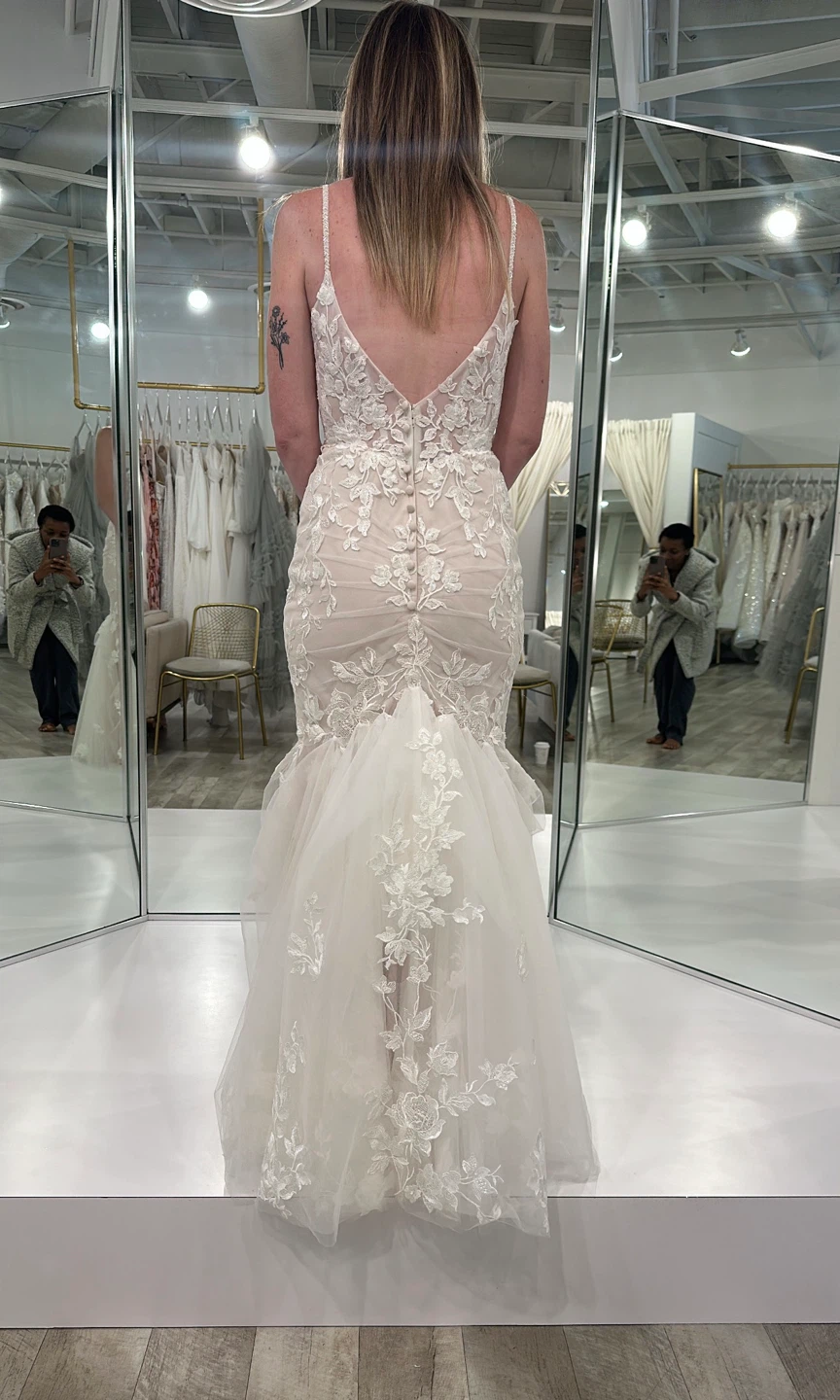 Wedding Dress - Mermaid Style Lace Gown - photo 4