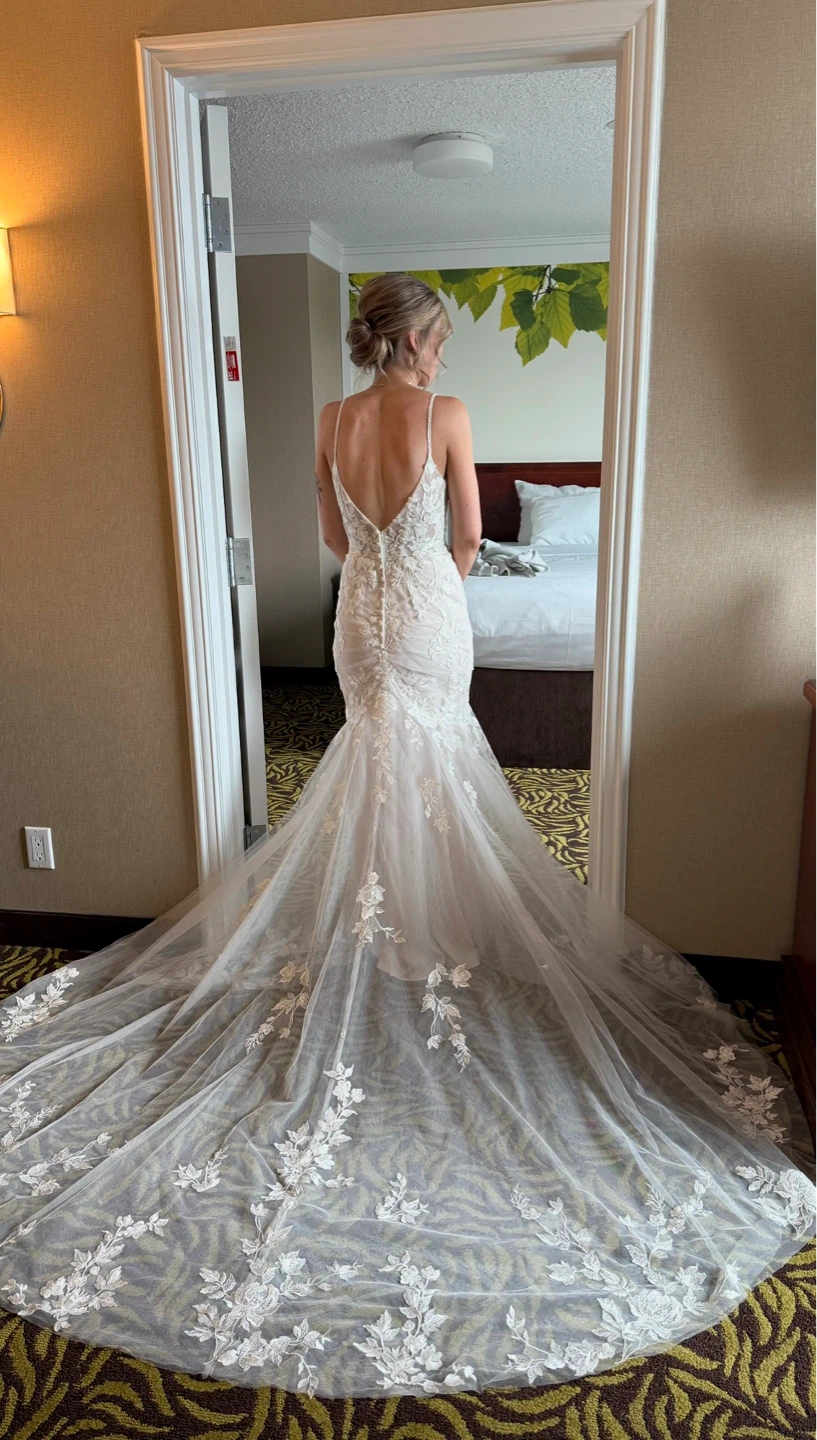 Wedding Dress - Mermaid Style Lace Gown - photo 2