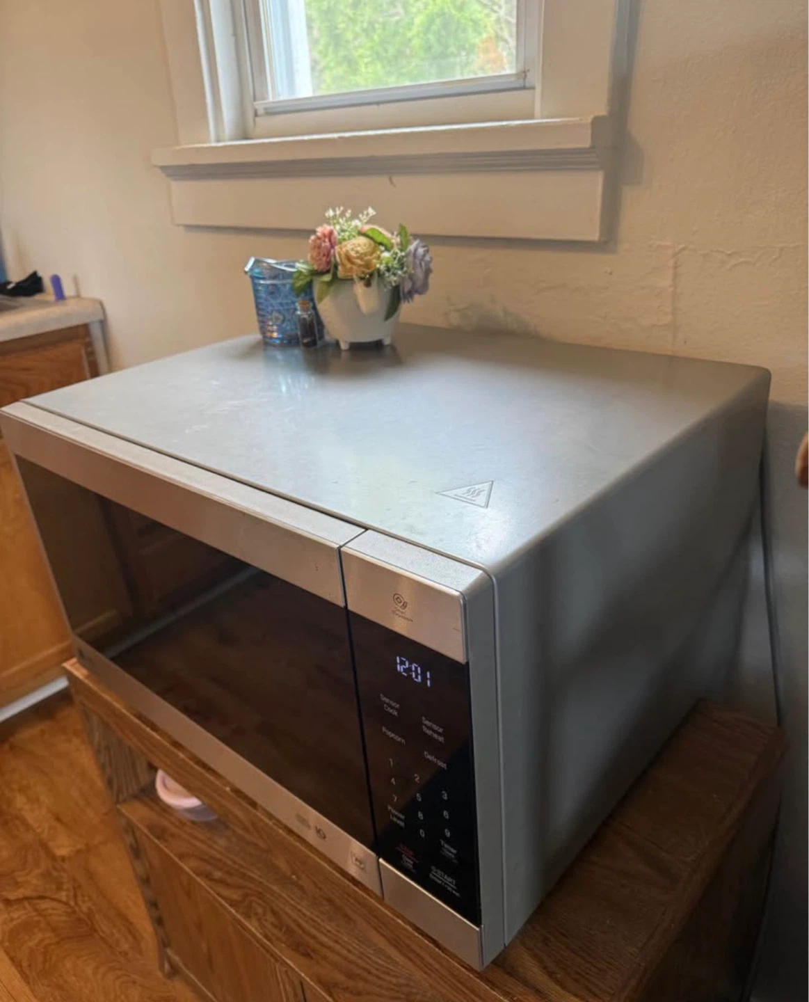 LG Microwave - photo 2