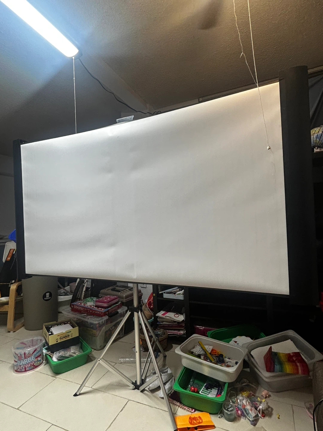 Projection screen