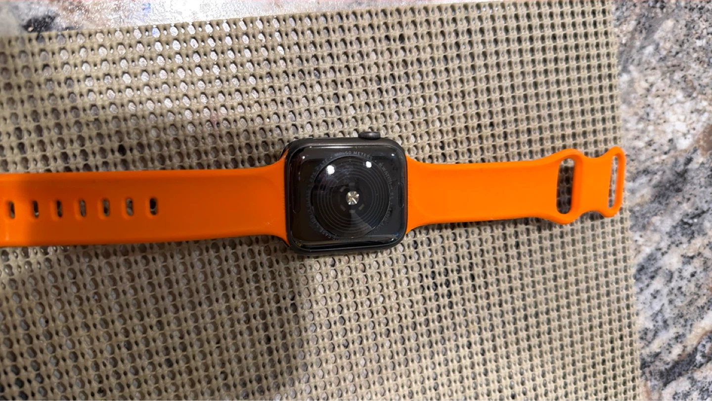 Apple Watch Series SE - Starlight Aluminum case - photo 3