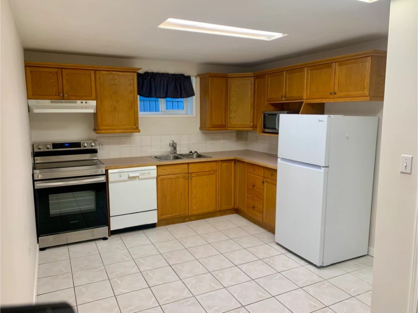 Basement Suite near Inlet Skytrain Station - photo 5