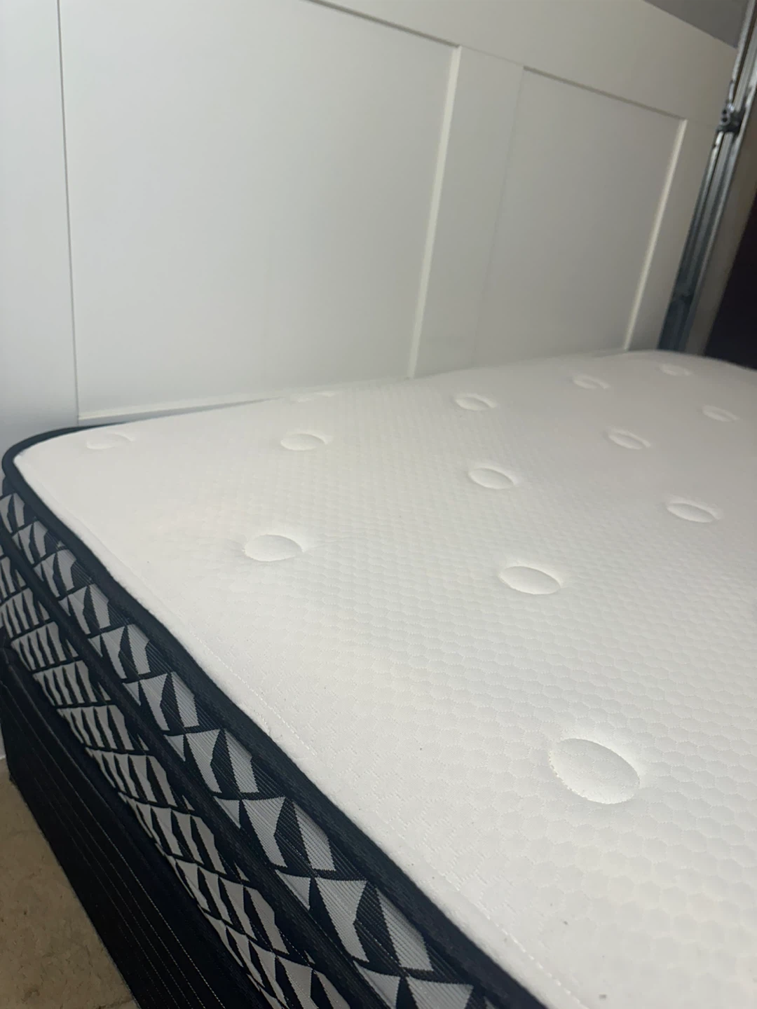 Beautyrest Mattress, White Headboard & Bed Frame - Complete set - photo 3