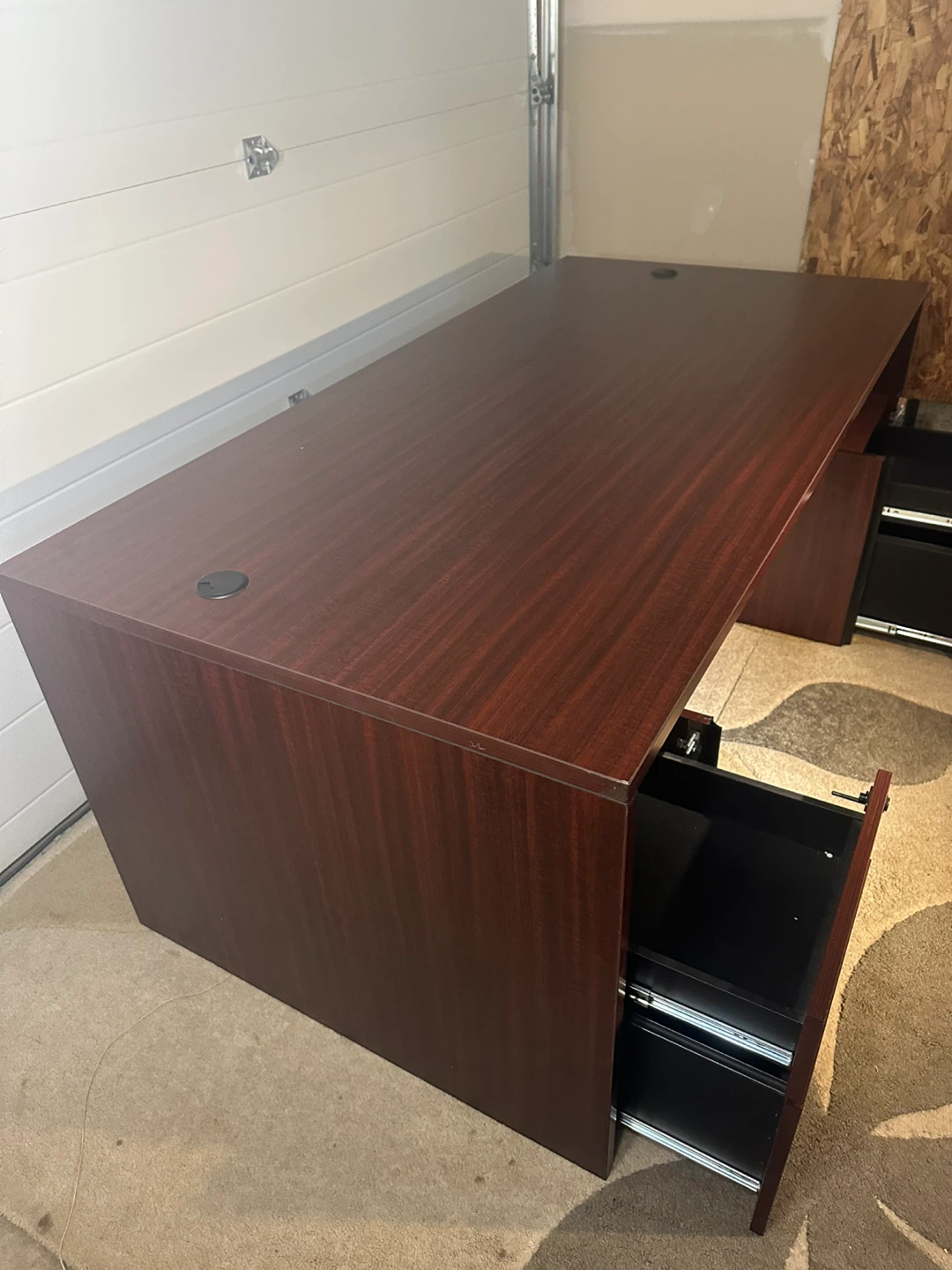 Executive Mahogany Desk – Spacious & Professional - photo 2