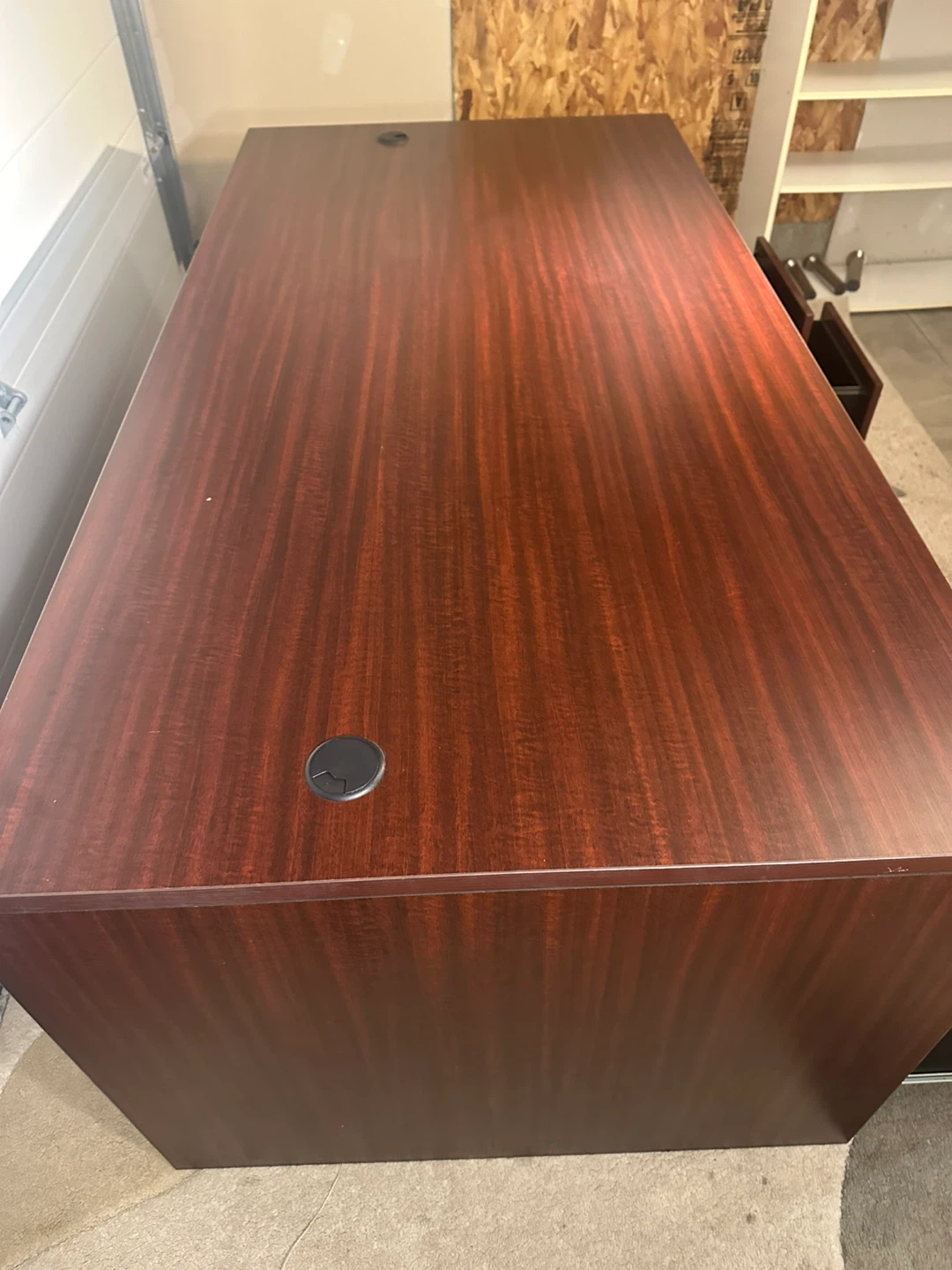 Executive Mahogany Desk – Spacious & Professional - photo 4