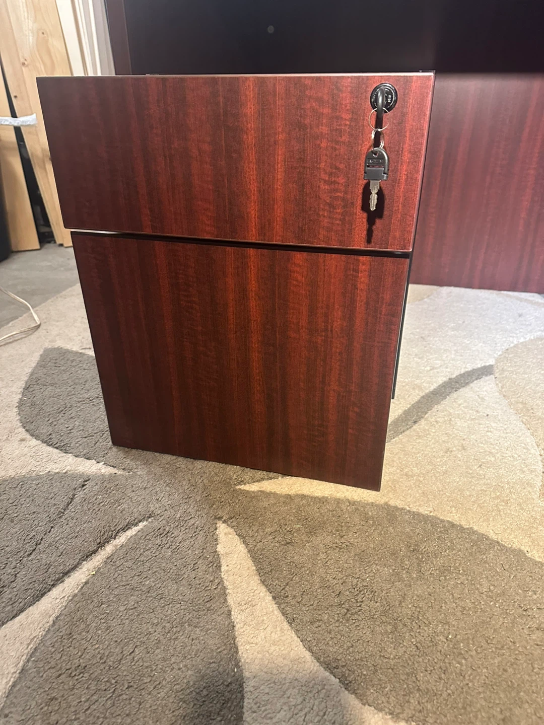 Executive Mahogany Desk – Spacious & Professional - photo 5