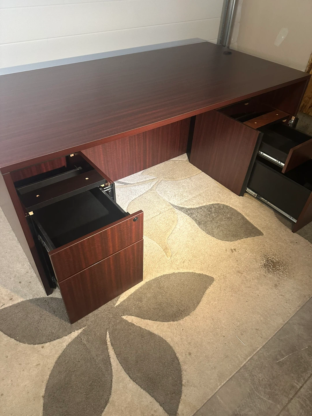 Executive Mahogany Desk – Spacious & Professional