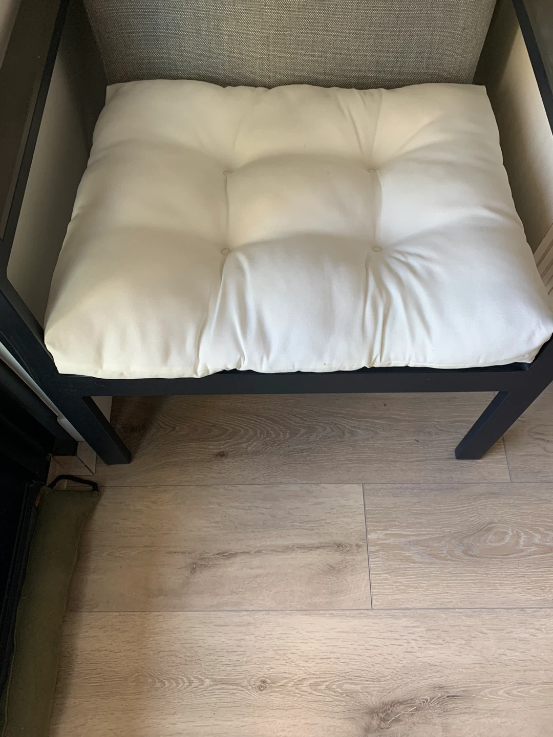 Tufted White Seat Cushion