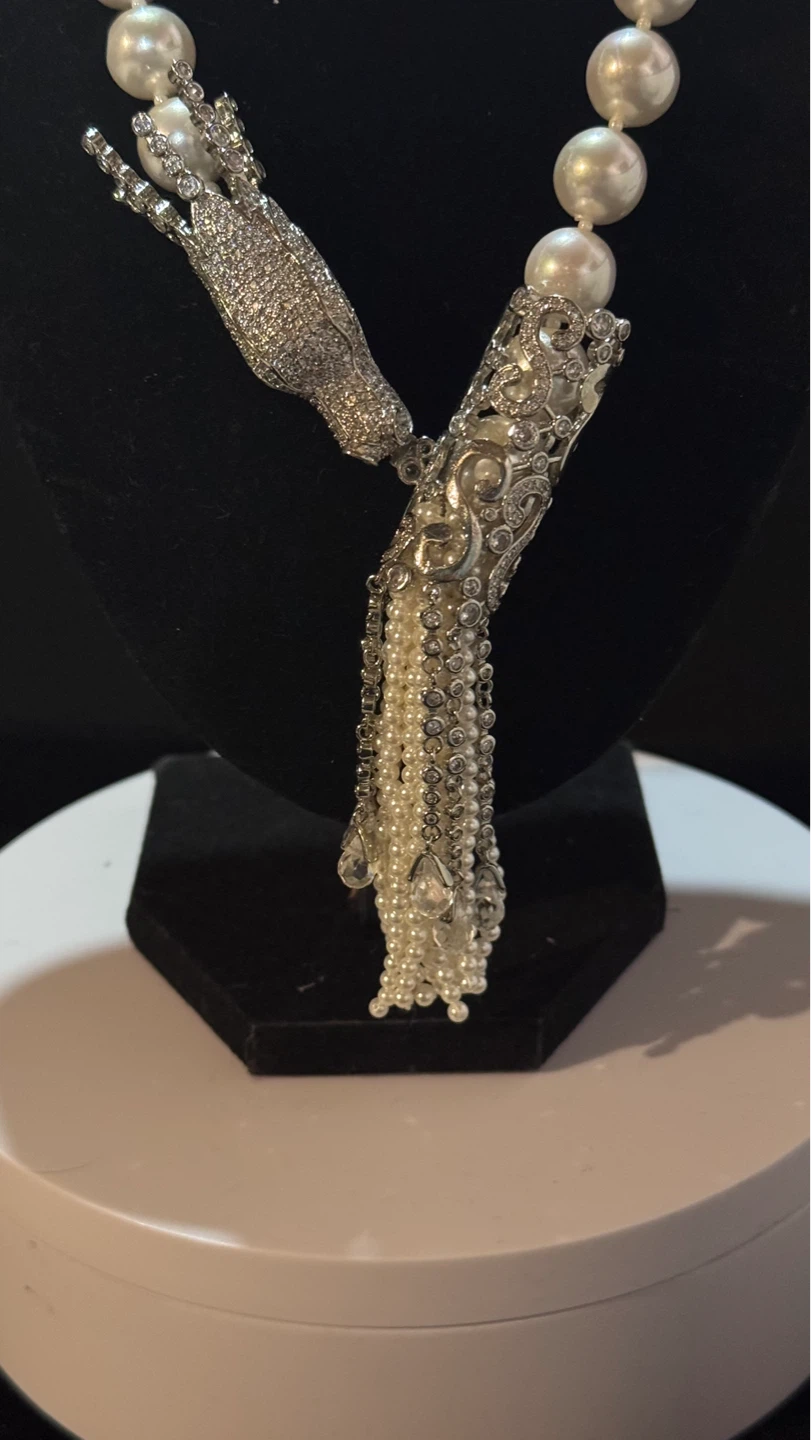 Pearl necklace with rhinestones hand clasp - photo 2