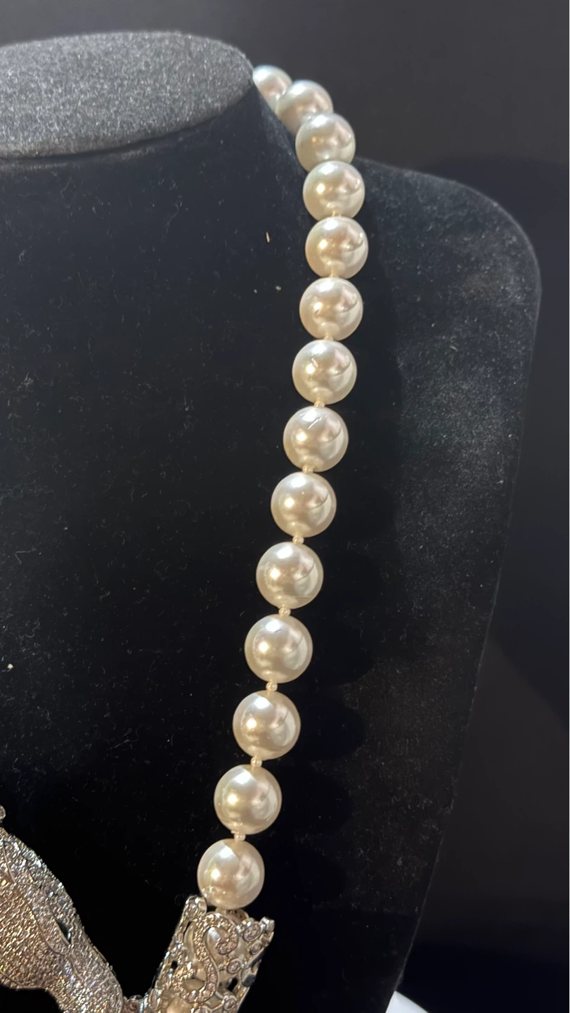 Pearl necklace with rhinestones hand clasp - photo 3