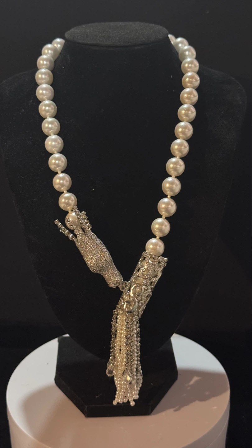 Pearl necklace with rhinestones hand clasp