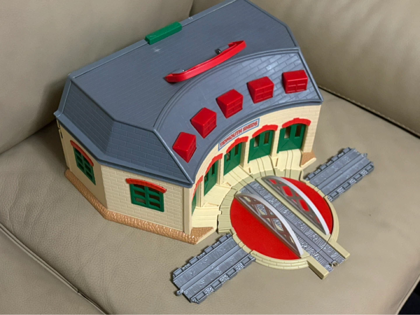 Thomas The Tank Engine & Friends Take Along Tidmouth Sheds - photo 2