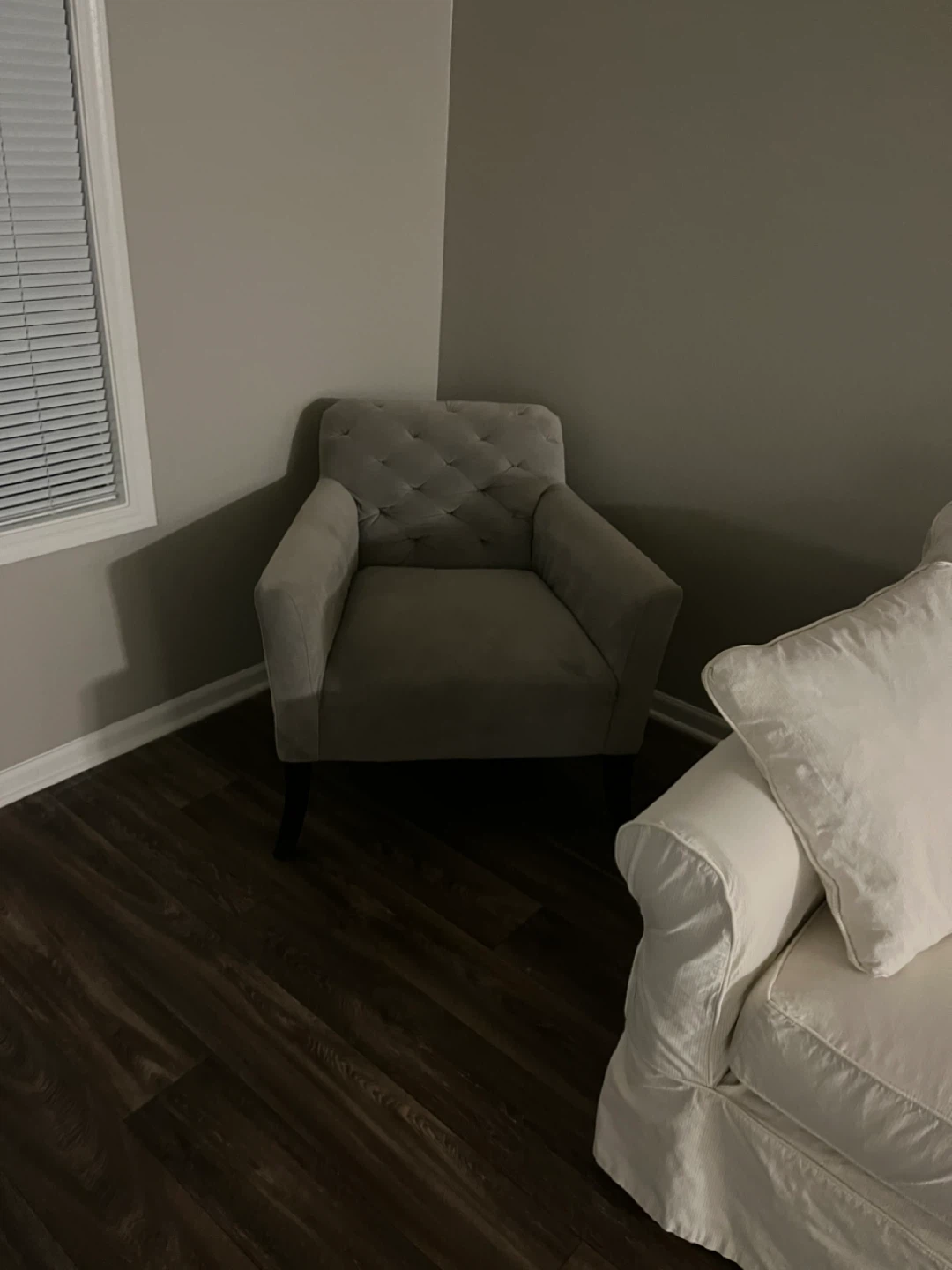 White 2-Seater Sofa with Skirt and Accent Pillow - photo 3