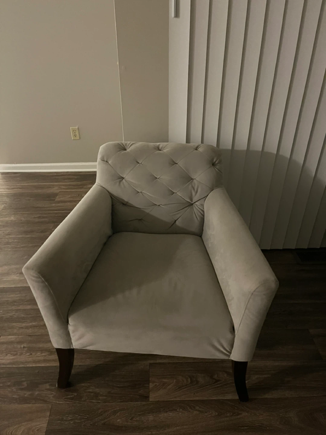 White 2-Seater Sofa with Skirt and Accent Pillow