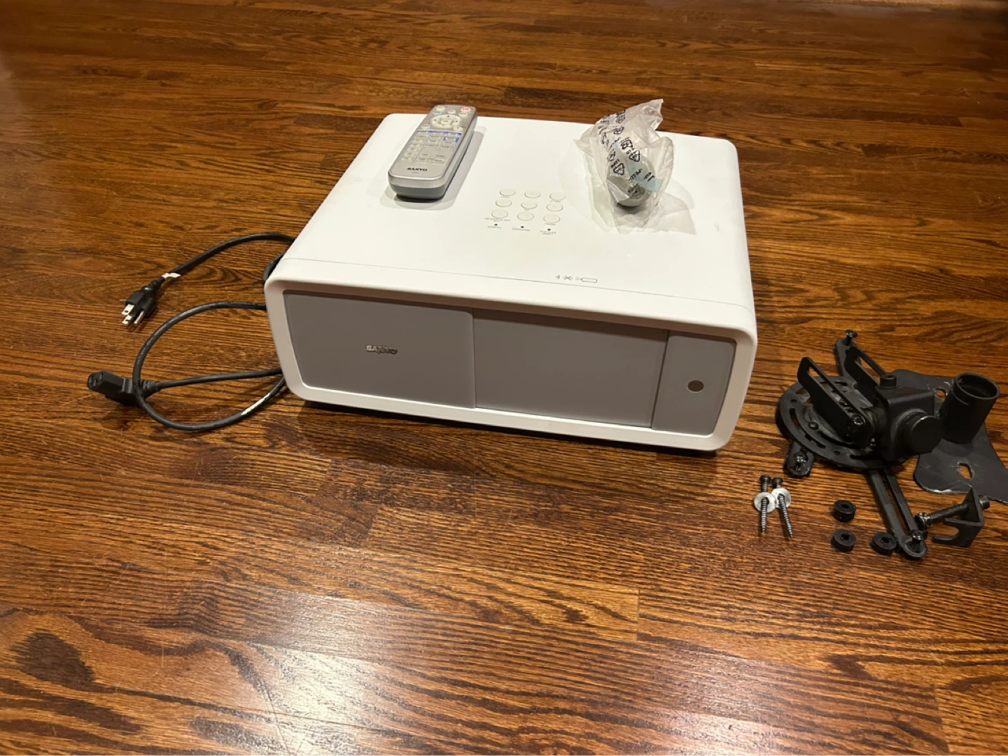 Sanyo PLV-Z700 LCD Projector - photo 2