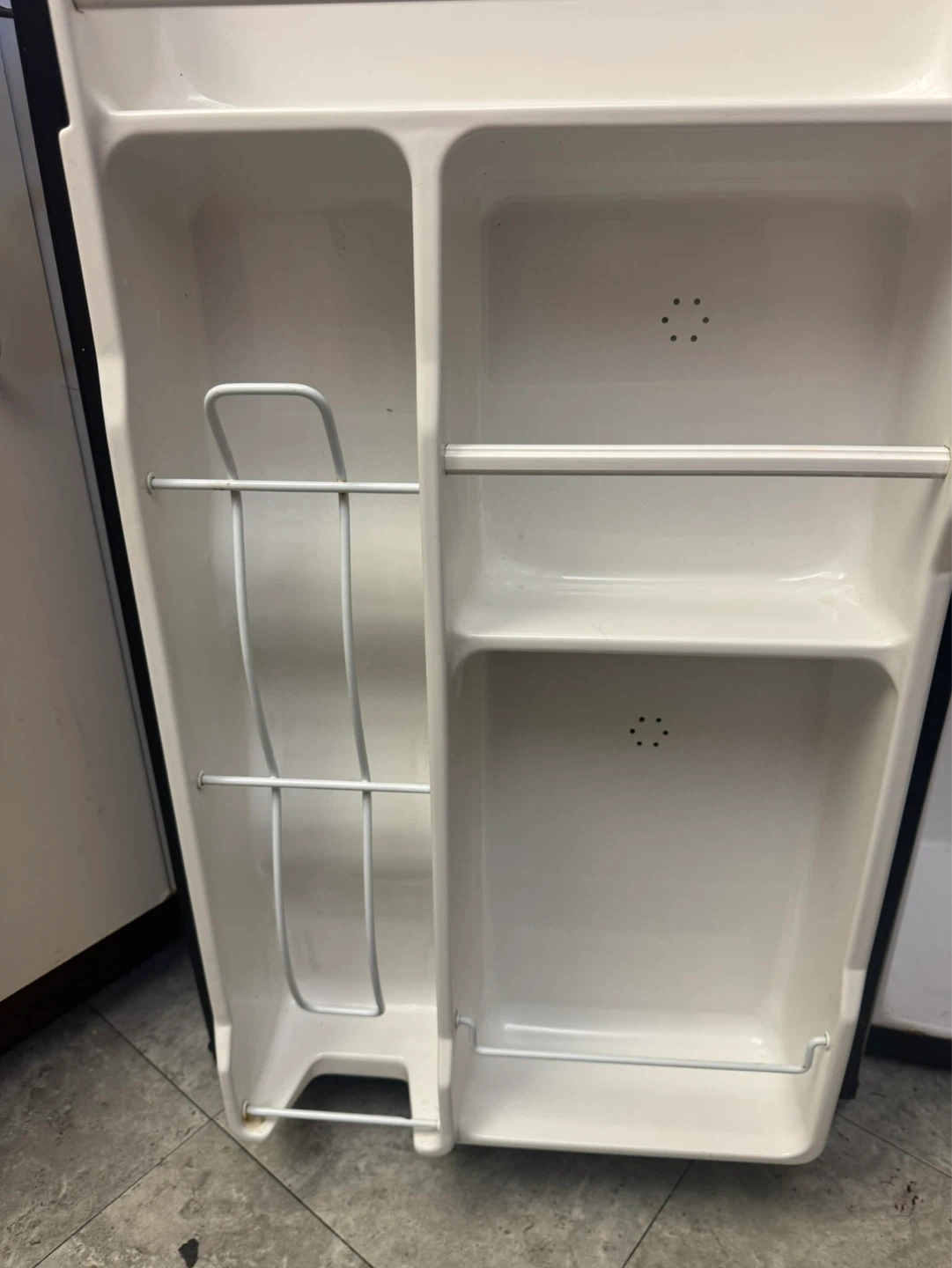 Sylvania SE80102-3 Refrigerator - photo 2