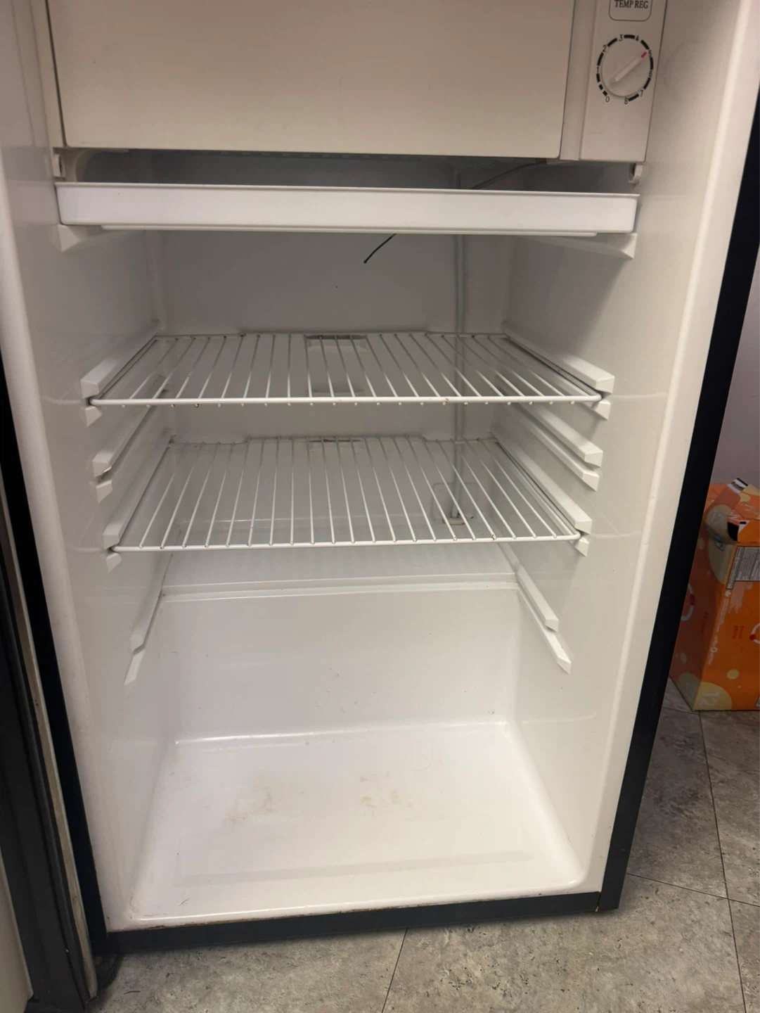 Sylvania SE80102-3 Refrigerator