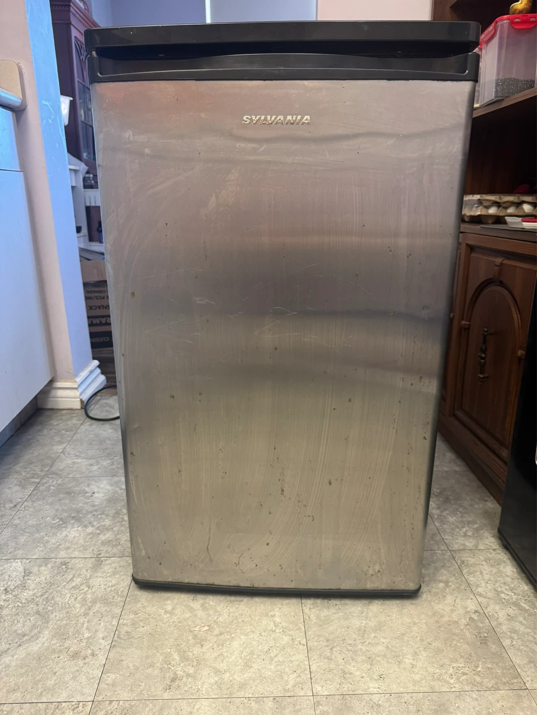Sylvania SE80102-3 Refrigerator - photo 4