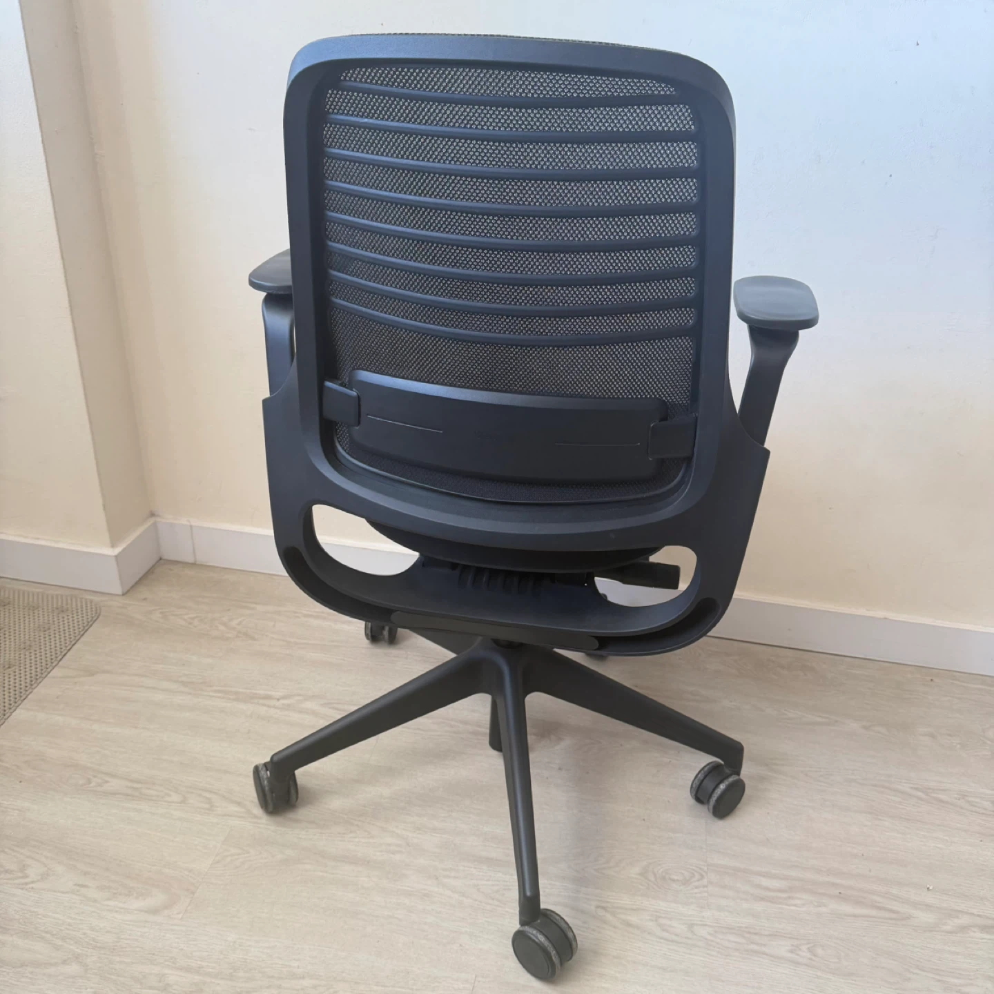 Black Ergonomic Mesh Office Chair - photo 3
