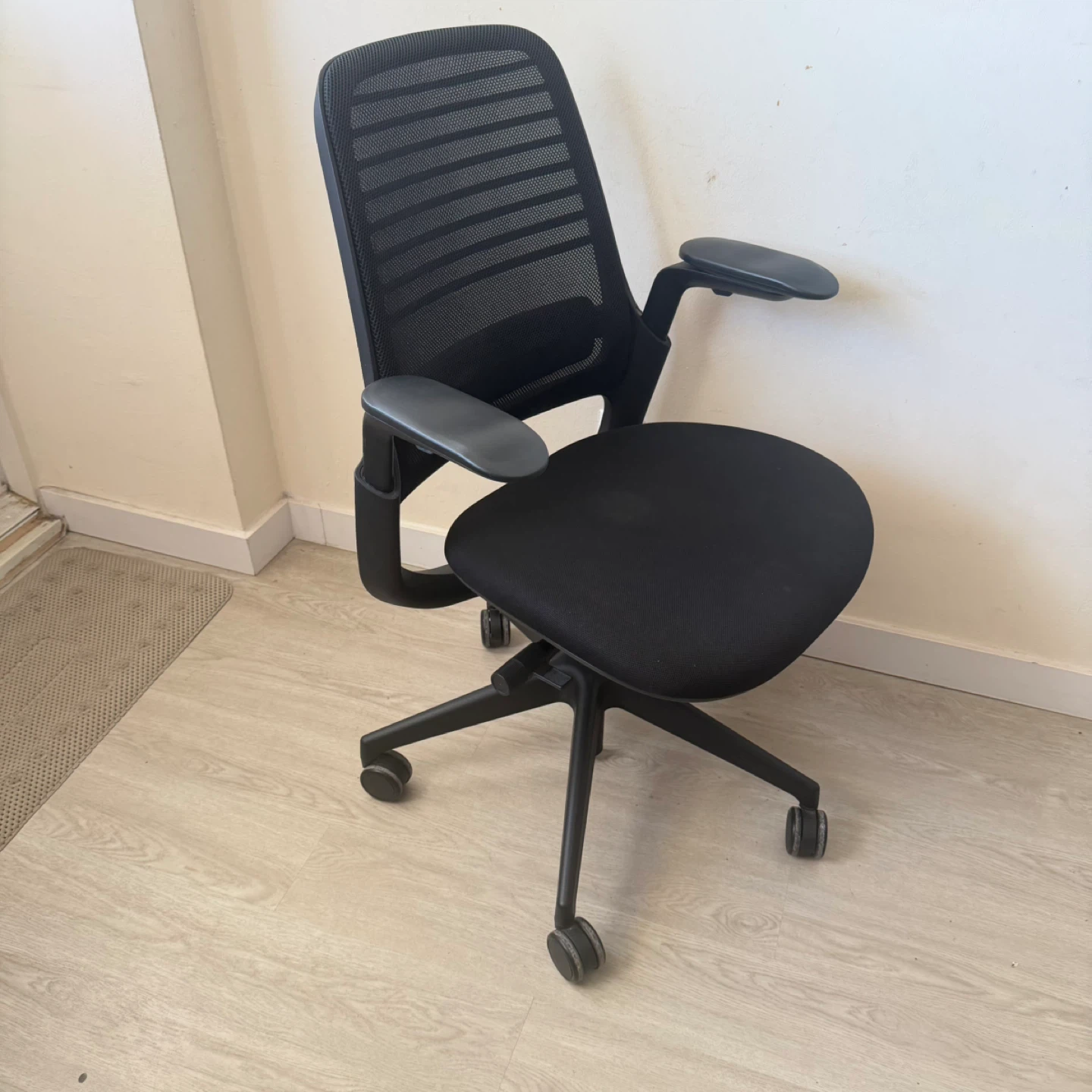 Black Ergonomic Mesh Office Chair - photo 2