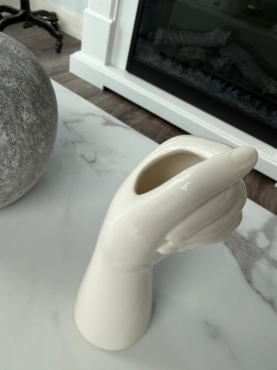 White Ceramic Hand Vase - photo 2