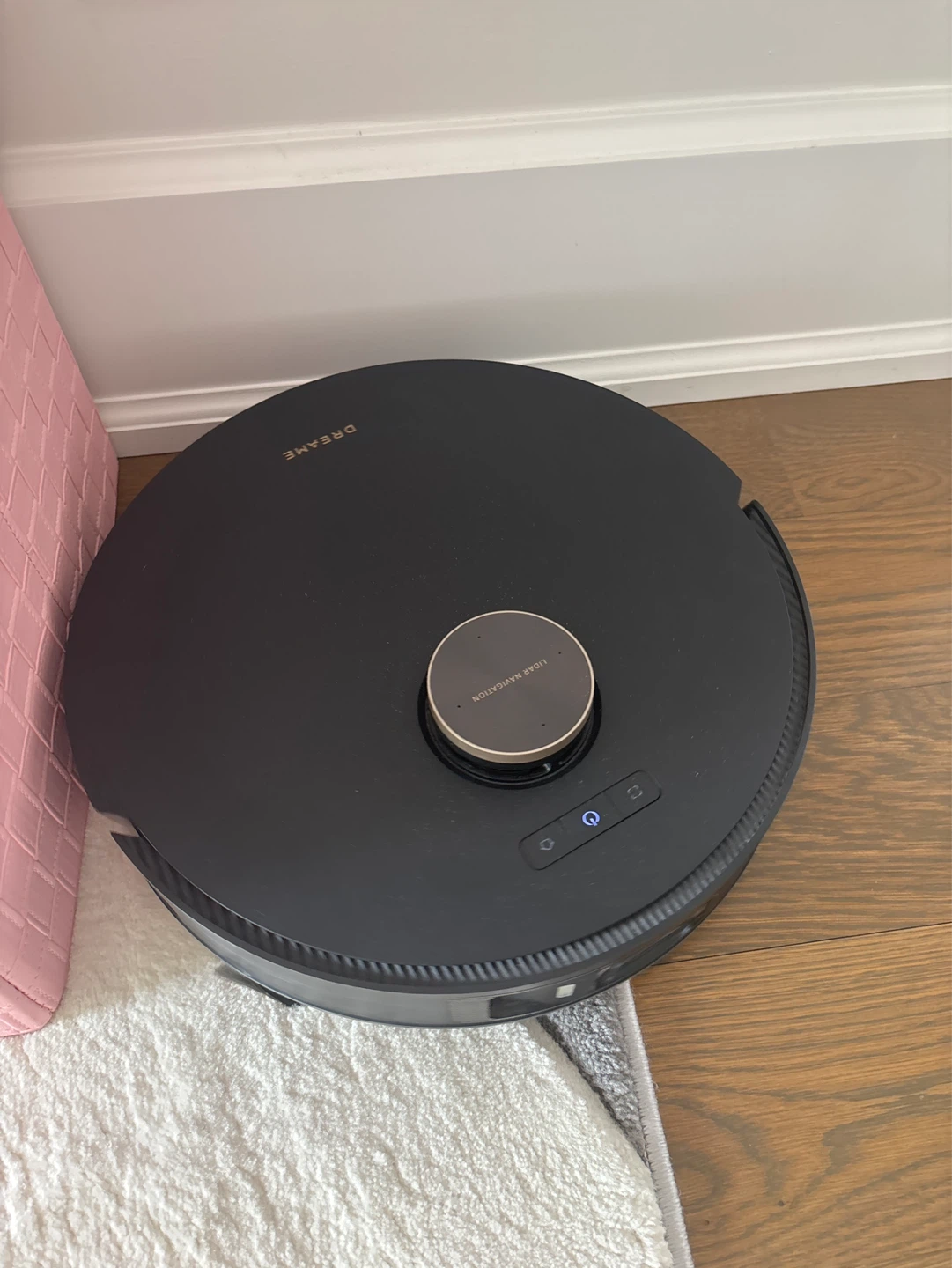 Dreame robot vacuum & docking station - photo 3