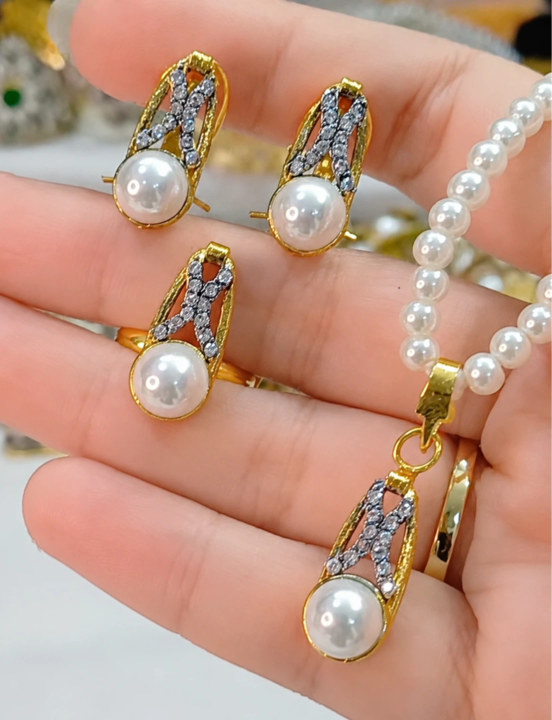 Pearl and Diamond cut Crystal Jewelry Set - Gold Tone