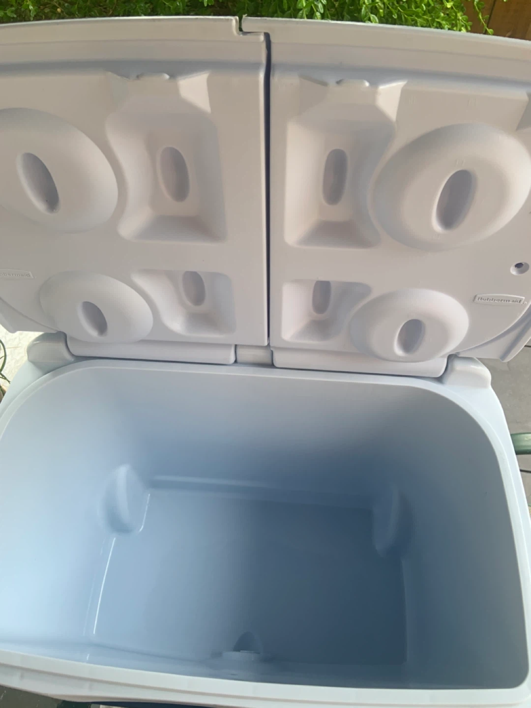 Rubbermaid Blue Cooler with Dispenser - photo 4