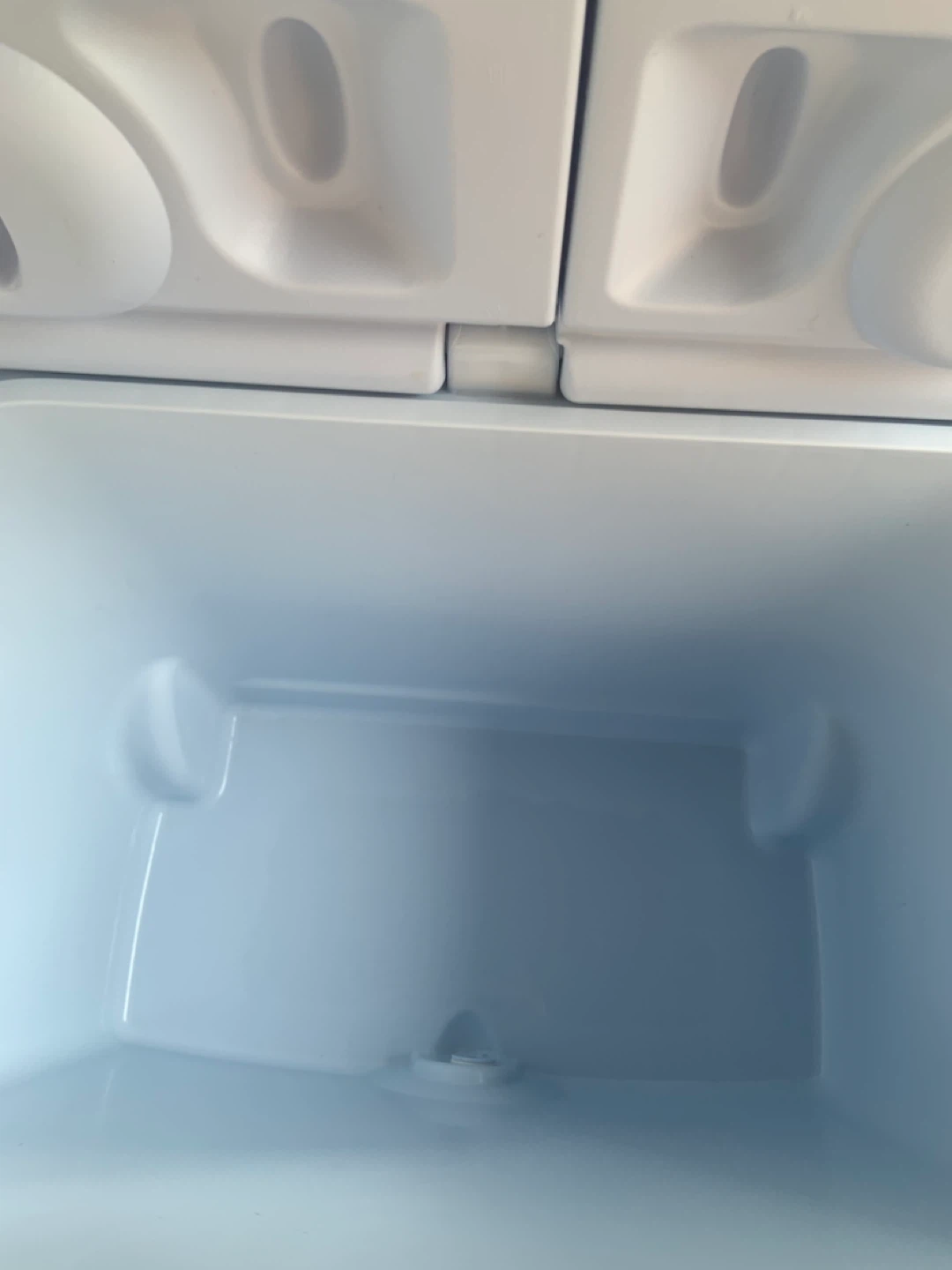 Rubbermaid Blue Cooler with Dispenser - photo 5