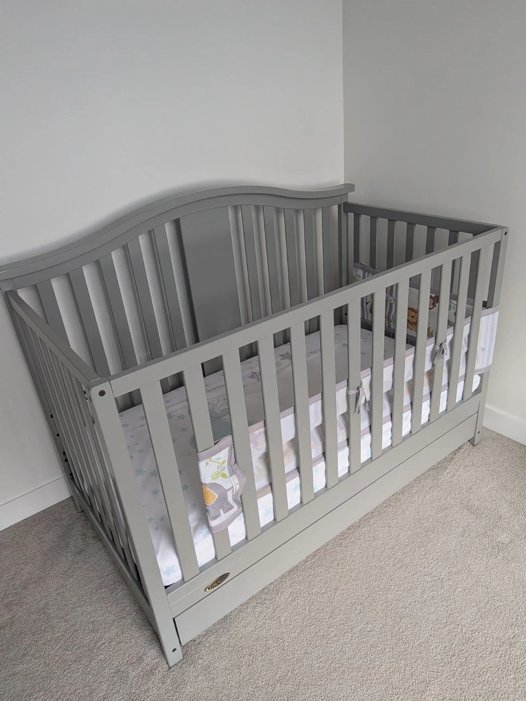Graco Crib with Simmons Toddler Mattress ( Delivery Available )