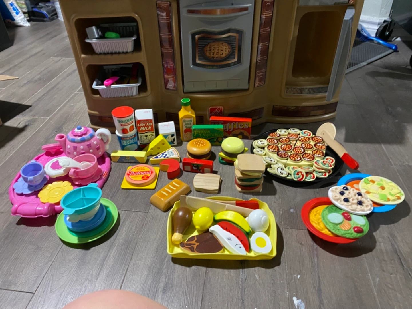 Step 2 kitchen with Melissa & Doug food and accessories - photo 2