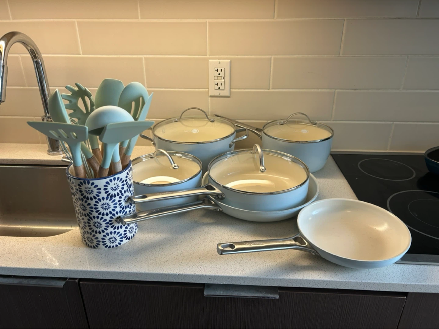 19 Piece Cookware Set with Utensils